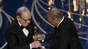 Ennio Morricone riceve l'Oscar
