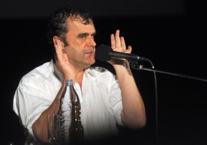 pippo-delbono-in-un-momento-del-toccante-spettacolo-racconti-di-giugno-tra-gli-eventi-del-festival-di-locarno-2009-126992