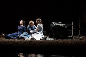Gaia Aprea, Sabrina Scuccimarra e Federica Sandrini in una scena