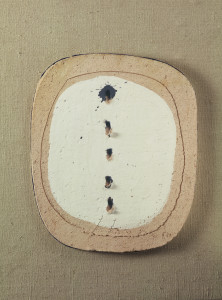 FONTANA_LUCIO_Concetto_spaziale__1950_buchi_e_graffito_su_terracotta_cm._33x275