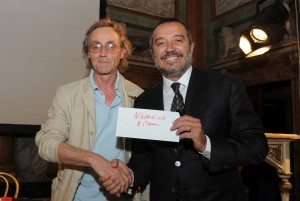 Como Villa Olmo premiazione 2° edizione Premio Internazionale di Letteratura Città di Como, Andrea Vitali presidente giuria premia Franco Di Mare giornalista Rai vincitore nella sezione narrativa